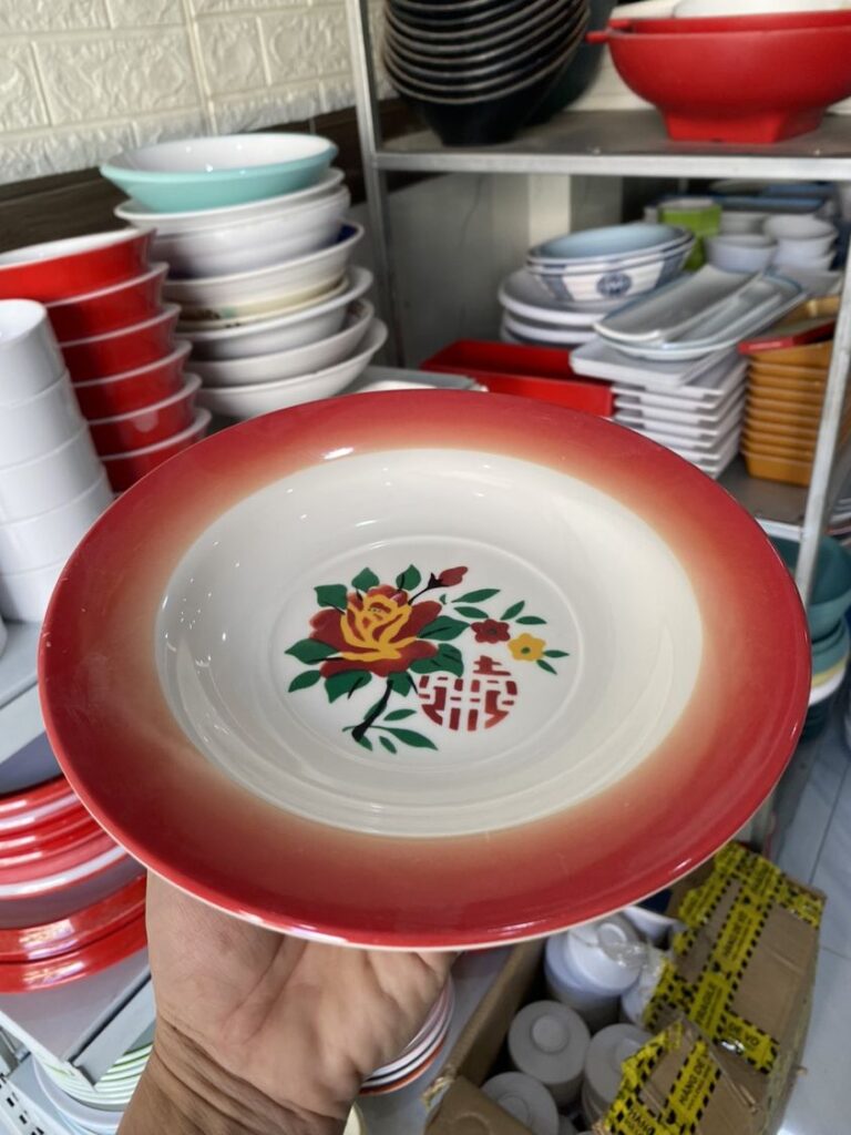 Nên sử dụng tô chén dĩa melamine hay bát đĩa sứ