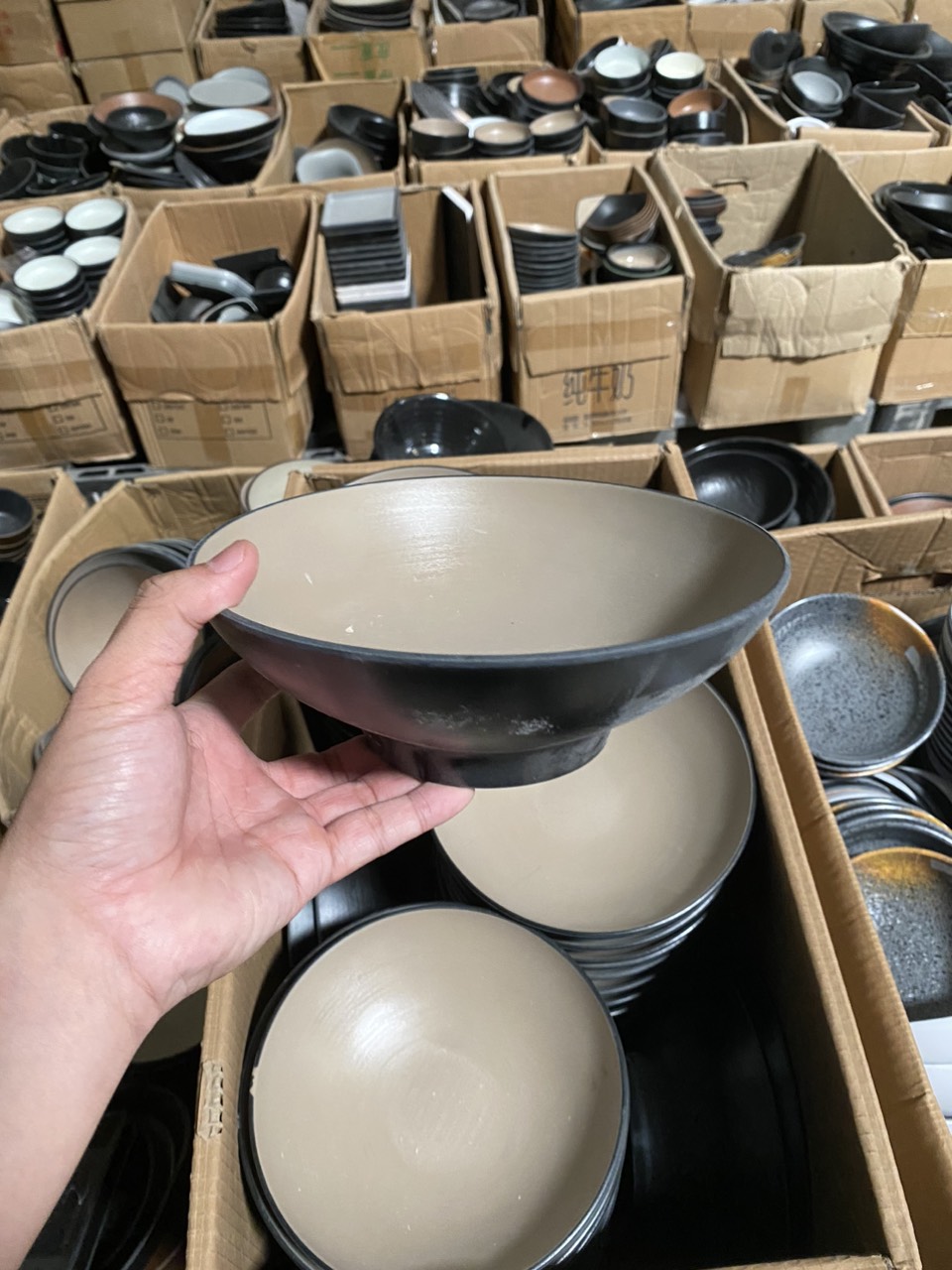 Nên sử dụng tô chén dĩa melamine hay bát đĩa sứ cho nhà hàng?